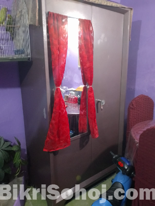 স্টিলের আলমারি